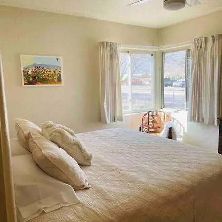 Vintage Charm Vacation Home With Modern Comforts Near Old Town